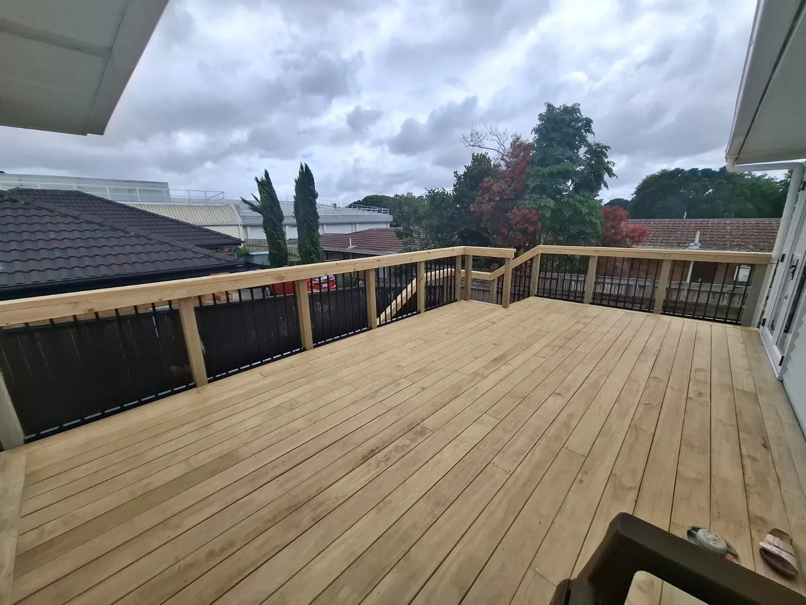 Rebuilt timber deck with black aluminium balusters completed in Pukekohe by Handyman Botany in November 2025