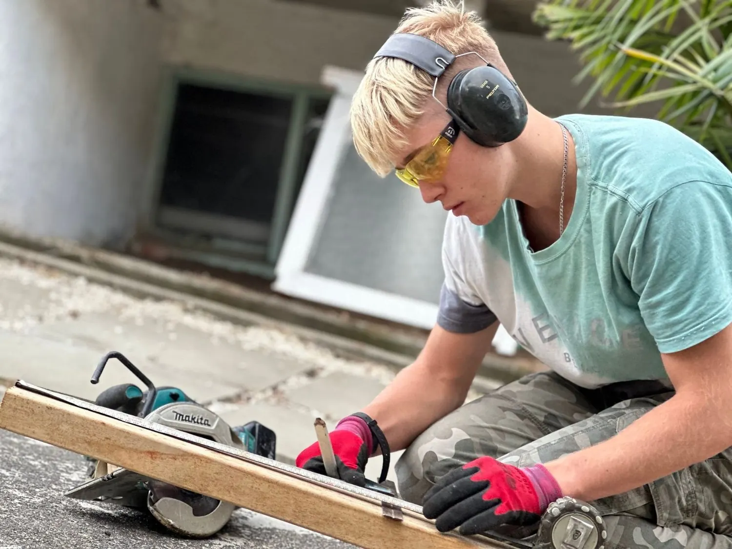 Handyman Botany technician hand-finishing a piece of timber during
a carpentry job in East Auckland